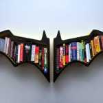 Batman sembollu dekoratif kitaplık rafı