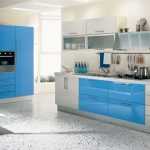 mavi beyaz şık mutfak dekorasyonu