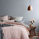 Yatak odası pembe ve gri renk