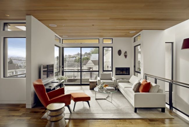 doğal ahşap tavan ve zemin, beyaz modern kanepe, turuncu koltuk