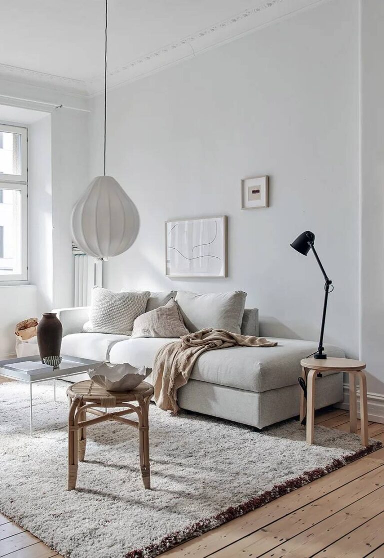 beyaz mobilyalı oturma odaları
