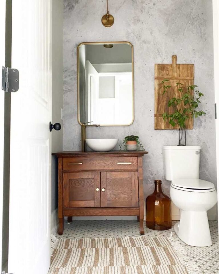 Antika ve rustik lavabo dolabı, altın çerçeveli ve altın musluklu dikdörtgen ayna